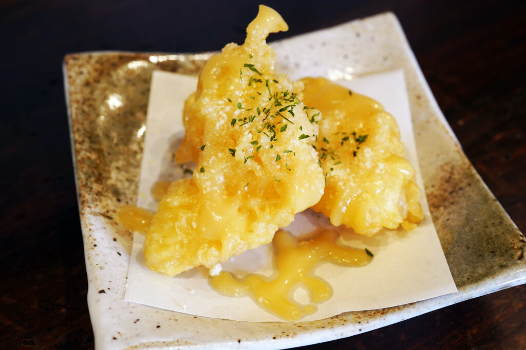 りんごの天ぷら 白味噌ソースとパルメザンチーズ　260円