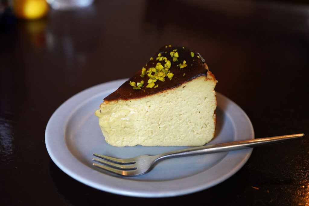 ピスタチオのバスクチーズケーキ　1,300円（税込、ドリンクセット）