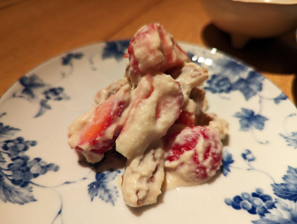 画像：よっしー@関西グルメ　苺とくるみのマスカルポーネ白和え　770円