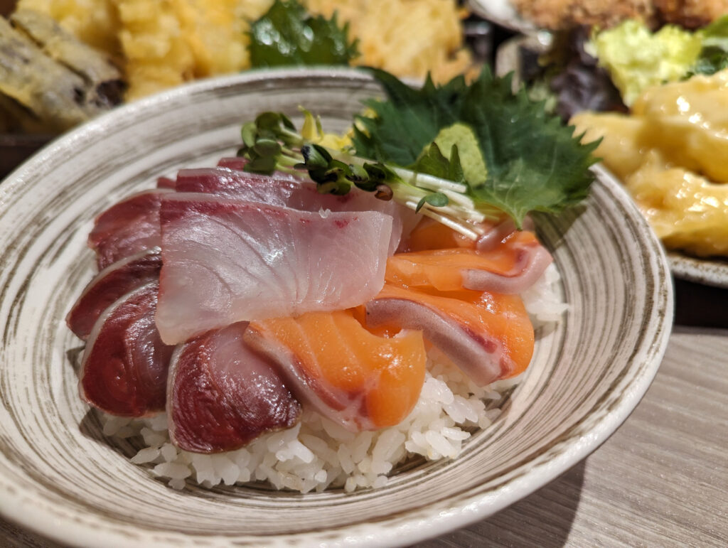 画像：よっしー＠関西グルメ　大漁海鮮丼　1,100円（税込）