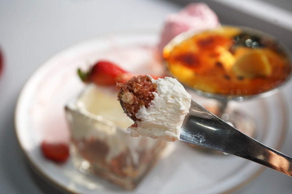 画像：よっしー＠関西グルメ　苺のレアチーズケーキ