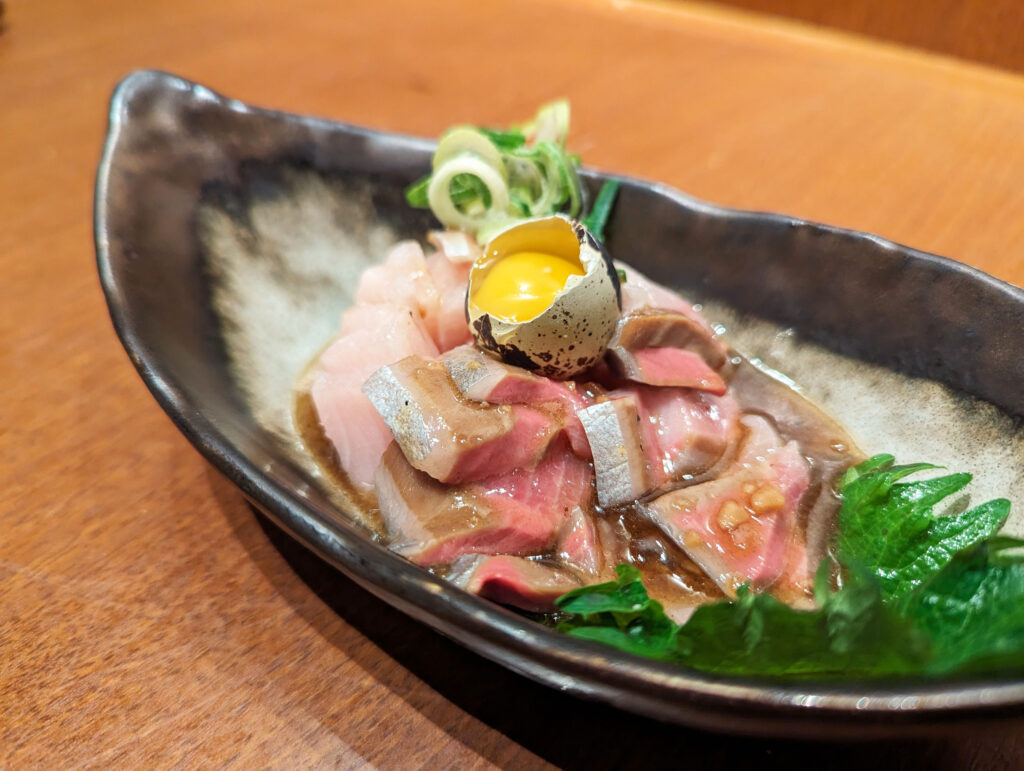 画像：よっしー＠関西グルメ　うずら卵の海鮮ユッケ　780円
