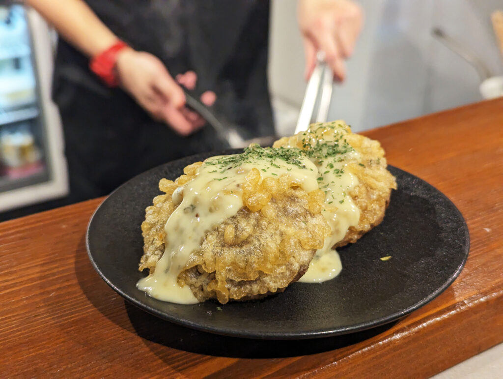 画像：よっしー@関西グルメ　肉厚しいたけ天ぷら ゴルゴンゾーラソースで　500円（税込）
