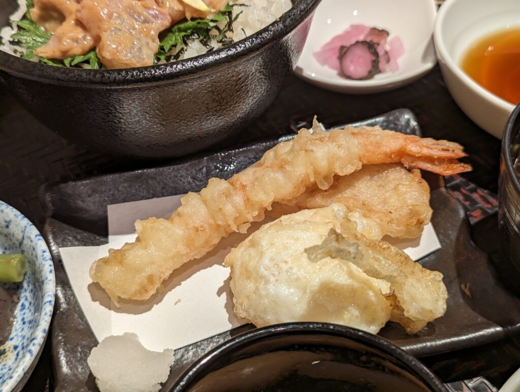 画像：よっしー@関西グルメ　胡麻だれアラレ海鮮丼　1,380円（税込）