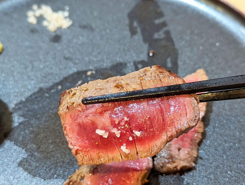 画像：よっしー@関西グルメ　黒毛和牛の赤身ステーキ