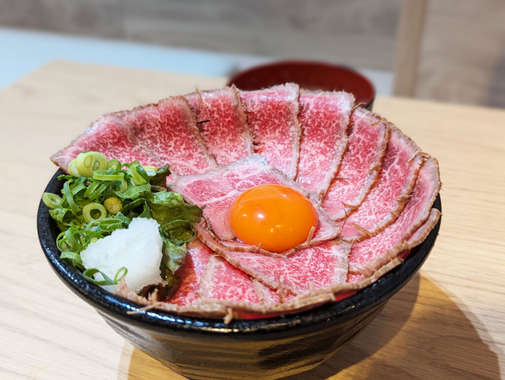 画像：よっしー＠関西グルメ　黒毛和牛ローストビーフ丼肉まぶし風