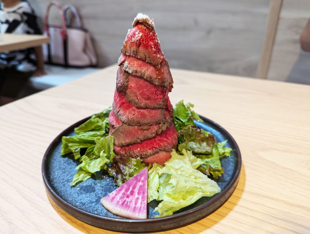 画像：よっしー＠関西グルメ　とにかく背高いポテトサラダ