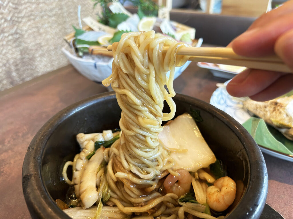 画像：よっしー@関西グルメ　石焼き海鮮あんかけ焼きそば　850円（税別）