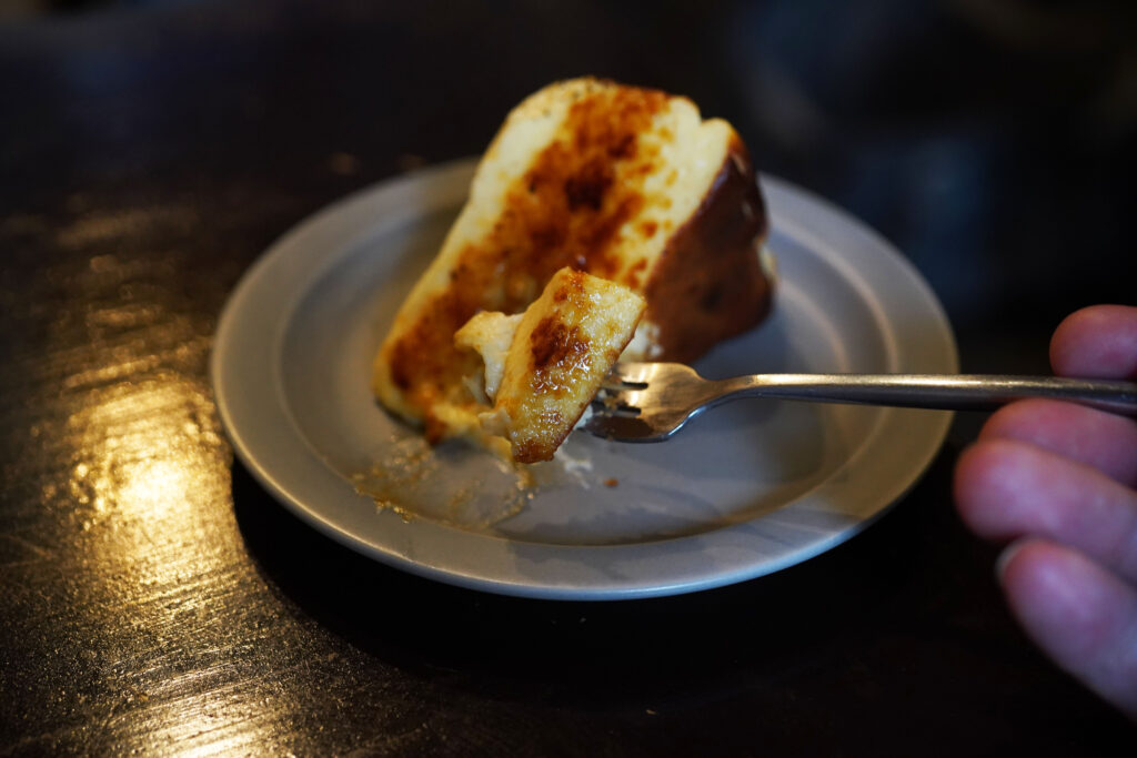 画像：よっしー＠関西グルメ　プレーンバスクチーズケーキブリュレ　1,150円（税込、ドリンクセット）