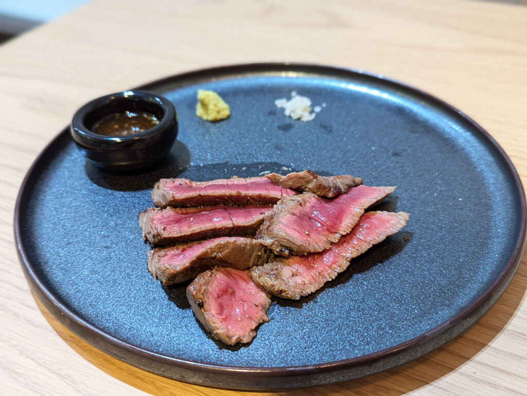画像：よっしー＠関西グルメ　黒毛和牛の赤身ステーキ