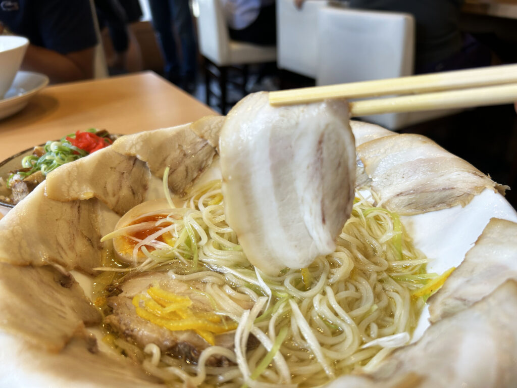 画像：よっしー＠関西グルメ　ゆずの塩ラーメン チャーシュー増し　1,290円（税込）