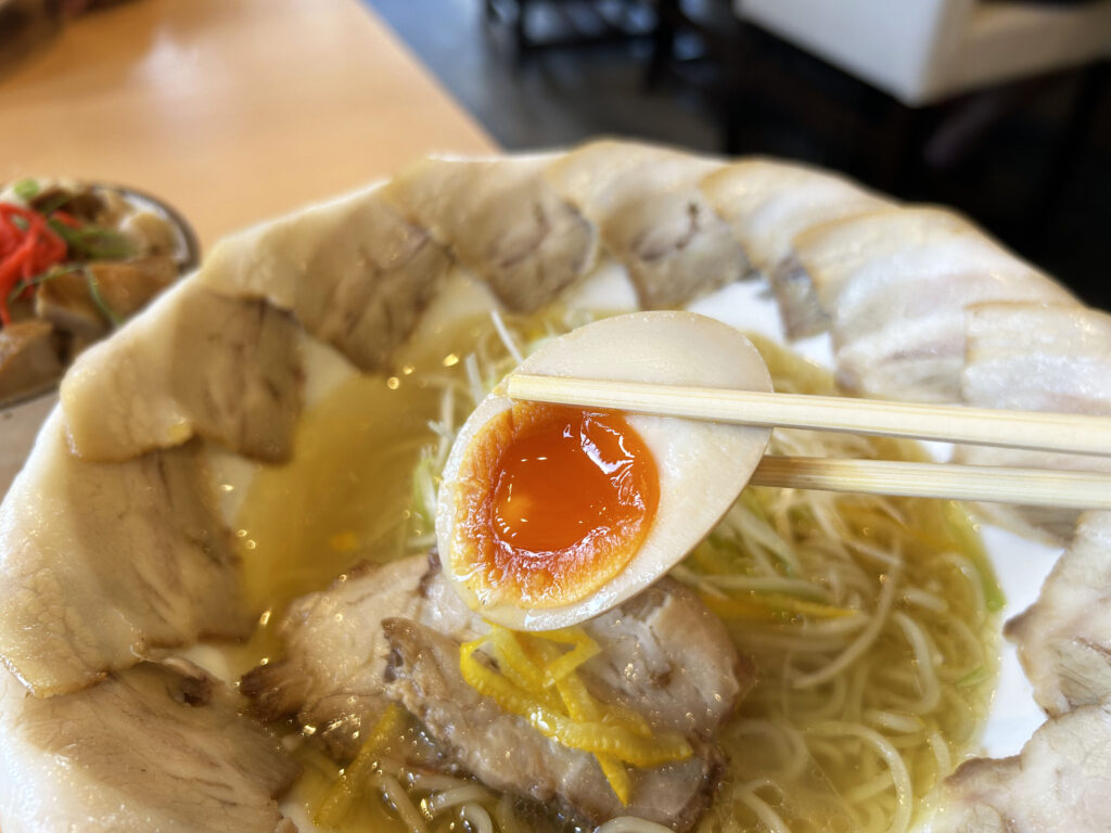 画像：よっしー@関西グルメ　ゆずの塩ラーメン チャーシュー増し　1,290円（税込）