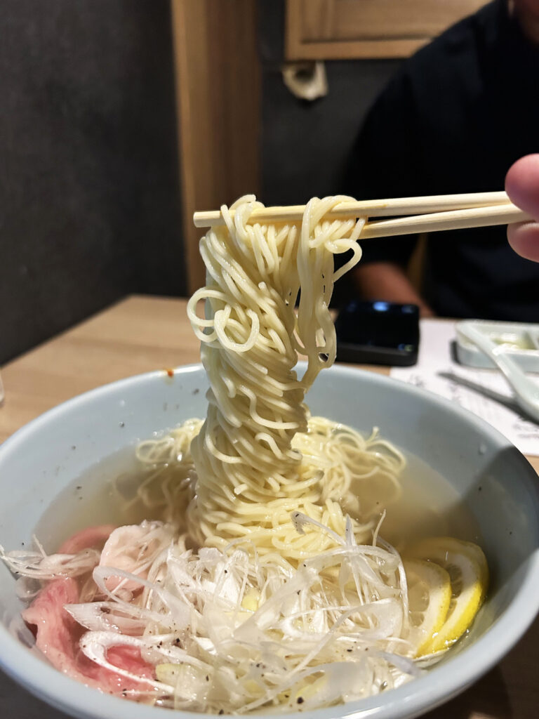 画像：よっしー@関西グルメ　和牛コーネの冷やしラーメン　699円（税別）