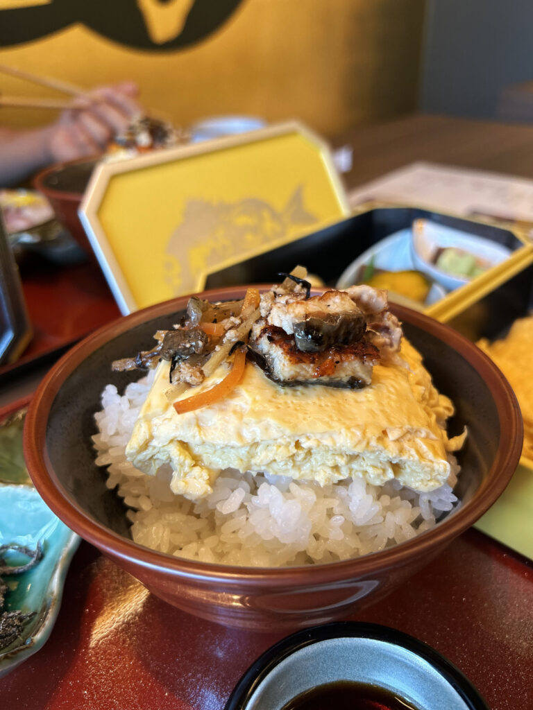 画像：よっしー＠関西グルメ　黄色いこんび弁当　2,200円（税込）