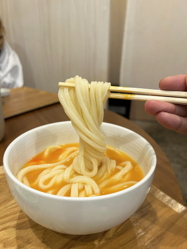 画像：よっしー＠関西グルメ　冷かけうどん（生たまごトッピング）　920円（税込）