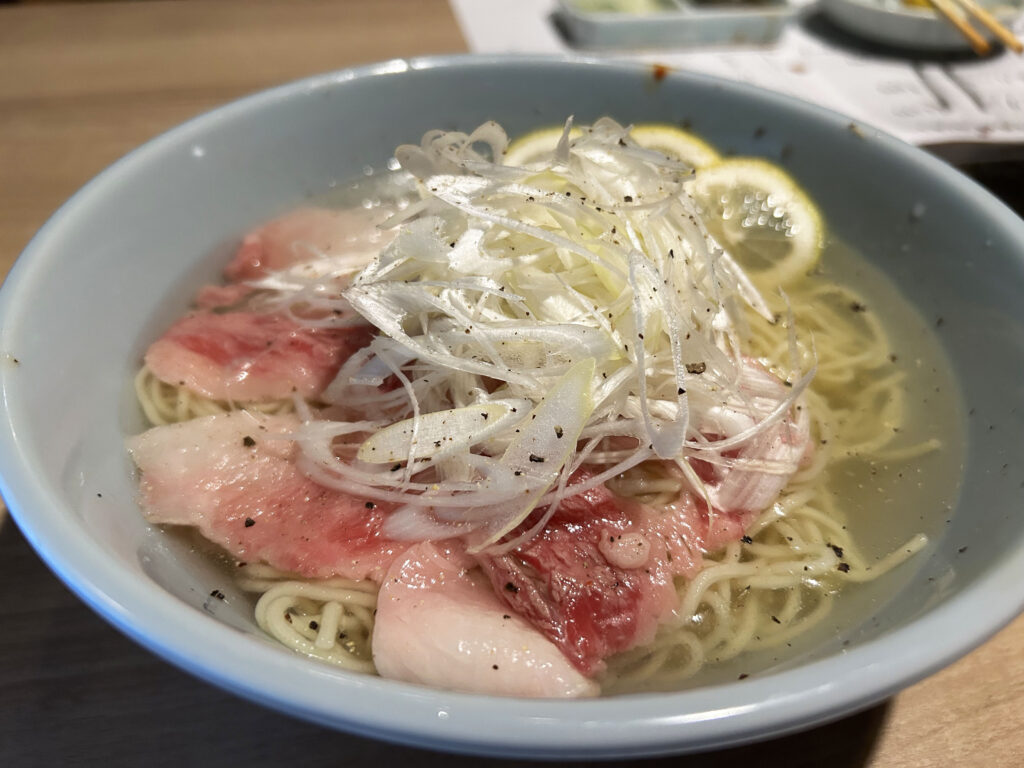 画像：よっしー＠関西グルメ　和牛コーネの冷やしラーメン　699円（税別）