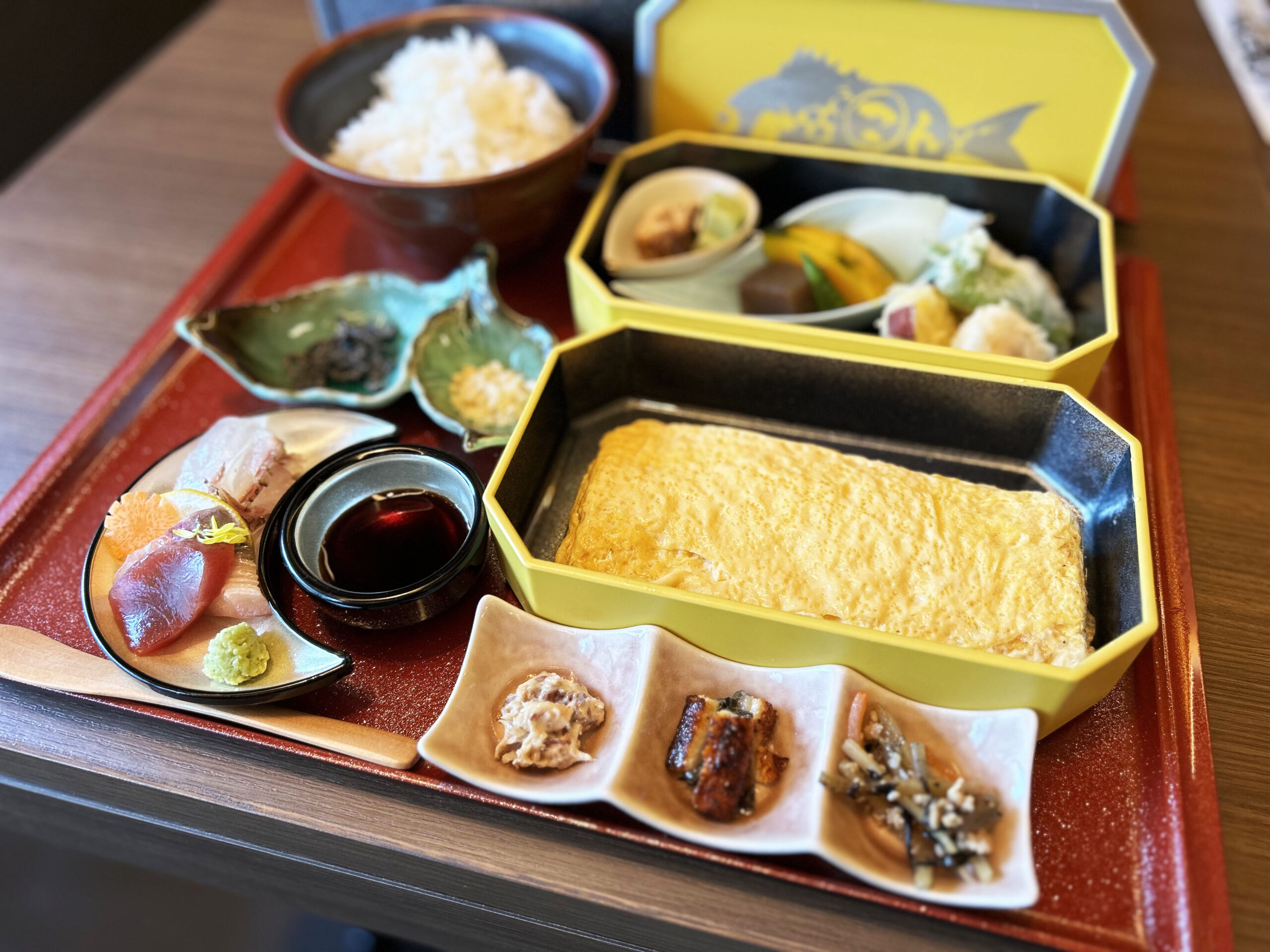 画像：よっしー＠関西グルメ　黄色いこんび弁当　2,200円（税込）