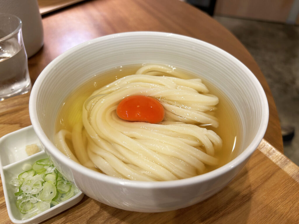 画像：よっしー@関西グルメ　冷かけうどん（生たまごトッピング）　920円（税込）