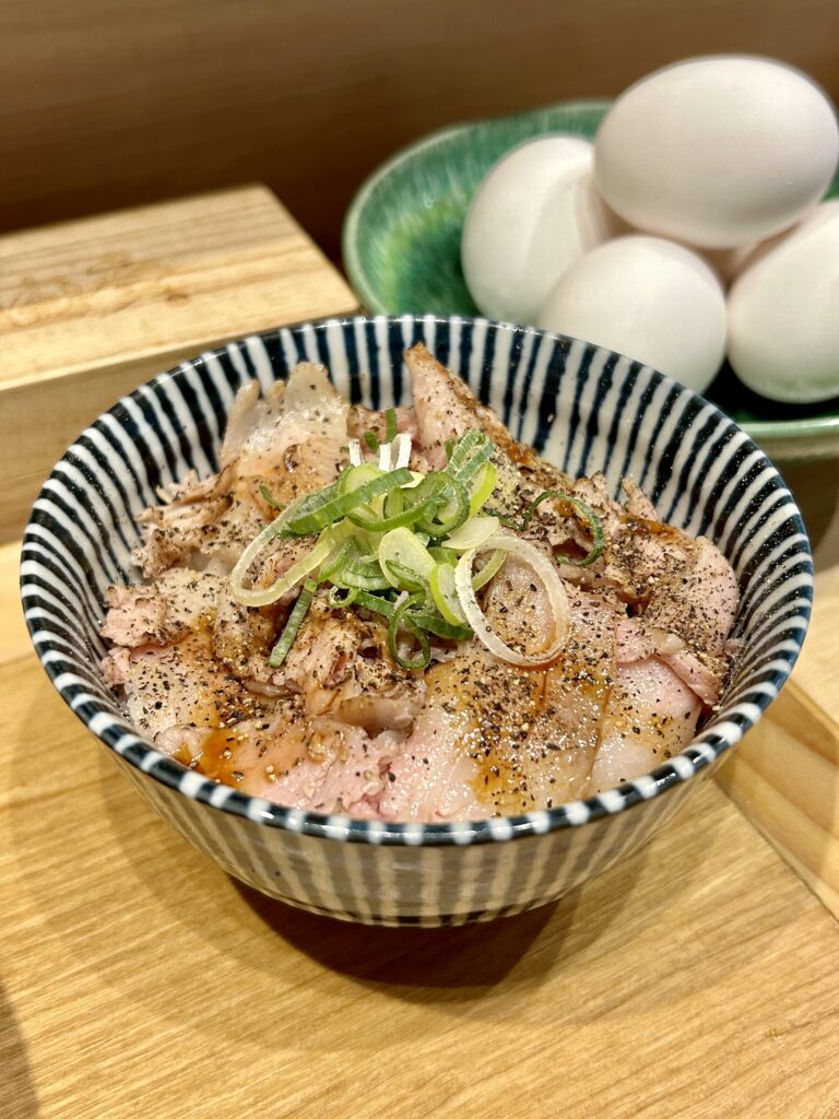 画像：よっしー＠関西グルメ　炙りレアチャーシュー丼　450円（税込）