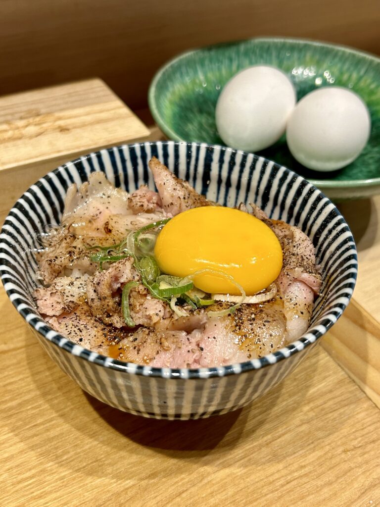 画像：よっしー＠関西グルメ　炙りレアチャーシュー丼　450円（税込）