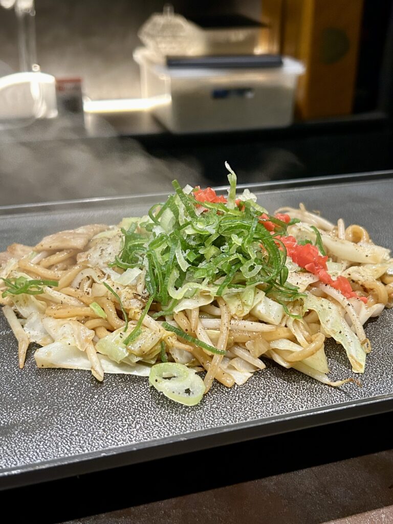 画像：よっしー＠関西グルメ　自家製生麺釜揚げソース焼きそば　1,350円（税込）