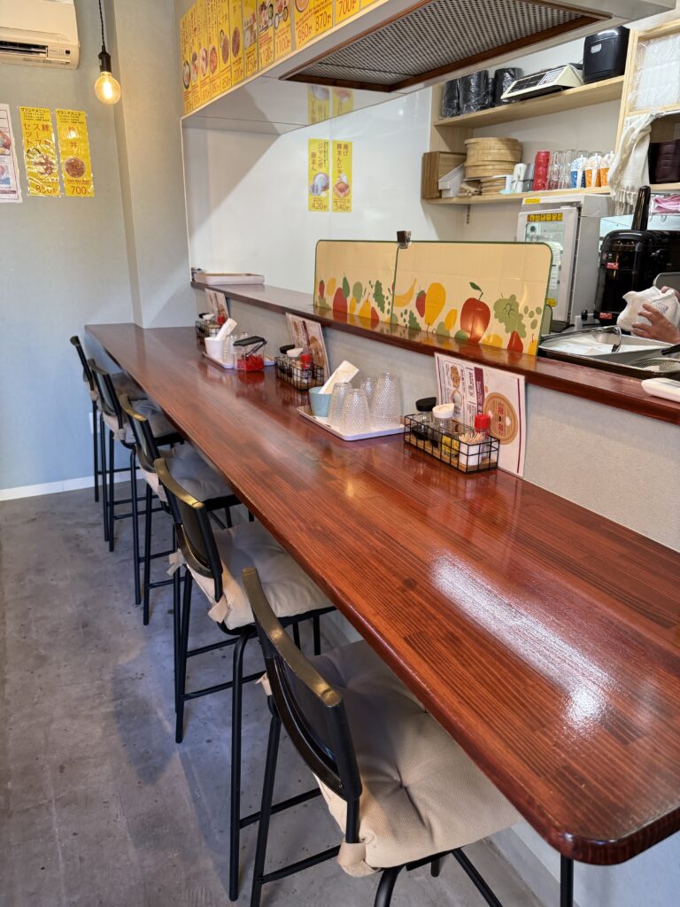 豚饅茶屋花花 店内のカウンター席