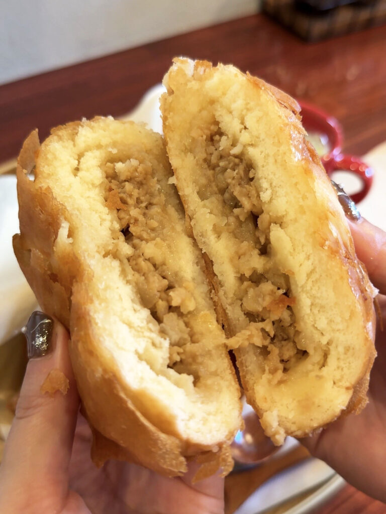 豚饅茶屋花花 揚げ豚まんじゅうの断面