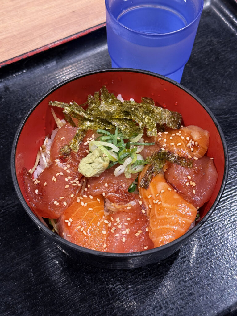 海鮮丼の駅前 阪神梅田店 サーモンとまぐろの漬け丼