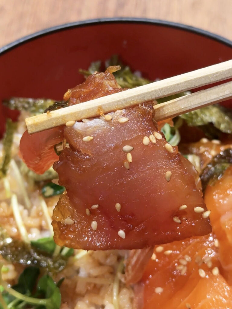海鮮丼の駅前 阪神梅田店 サーモンとまぐろの漬け丼のまぐろ